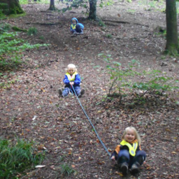 Spielen im Wald